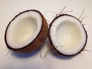 quitar la carne de coco