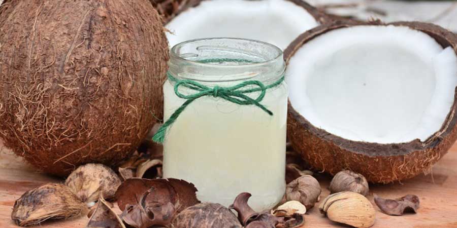 cocos y aceite de coco líquido